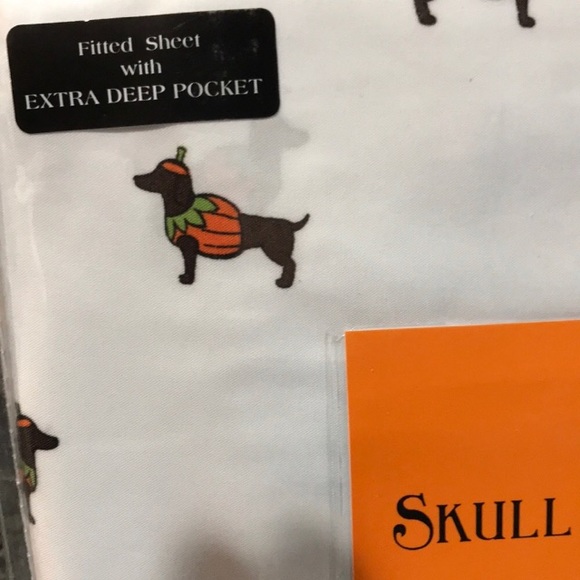 Skull and bones queen sheets - Picture 3 of 4